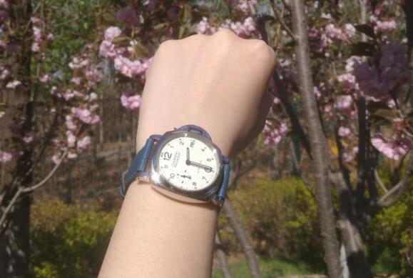 The blue leather strap makes the timepiece more dynamic.