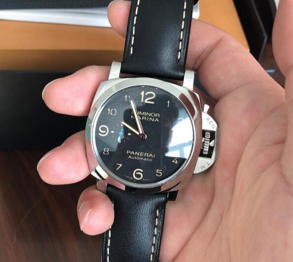 The timepiece maintains all the iconic features of Panerai.