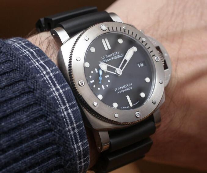 The 42 mm Panerai offers more opportunities for men who have thin wrists.