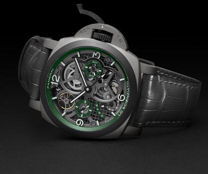 The timepiece allows the wearers to enjoy the movement clearly.