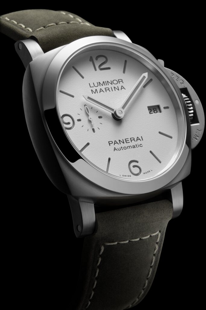 The white dial copy Panerai is suitable for formal occasions and casual occasions.