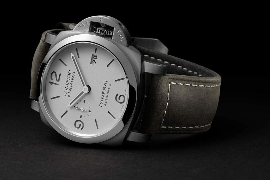 The cheap Panerai Luminor replica is good choice for men.