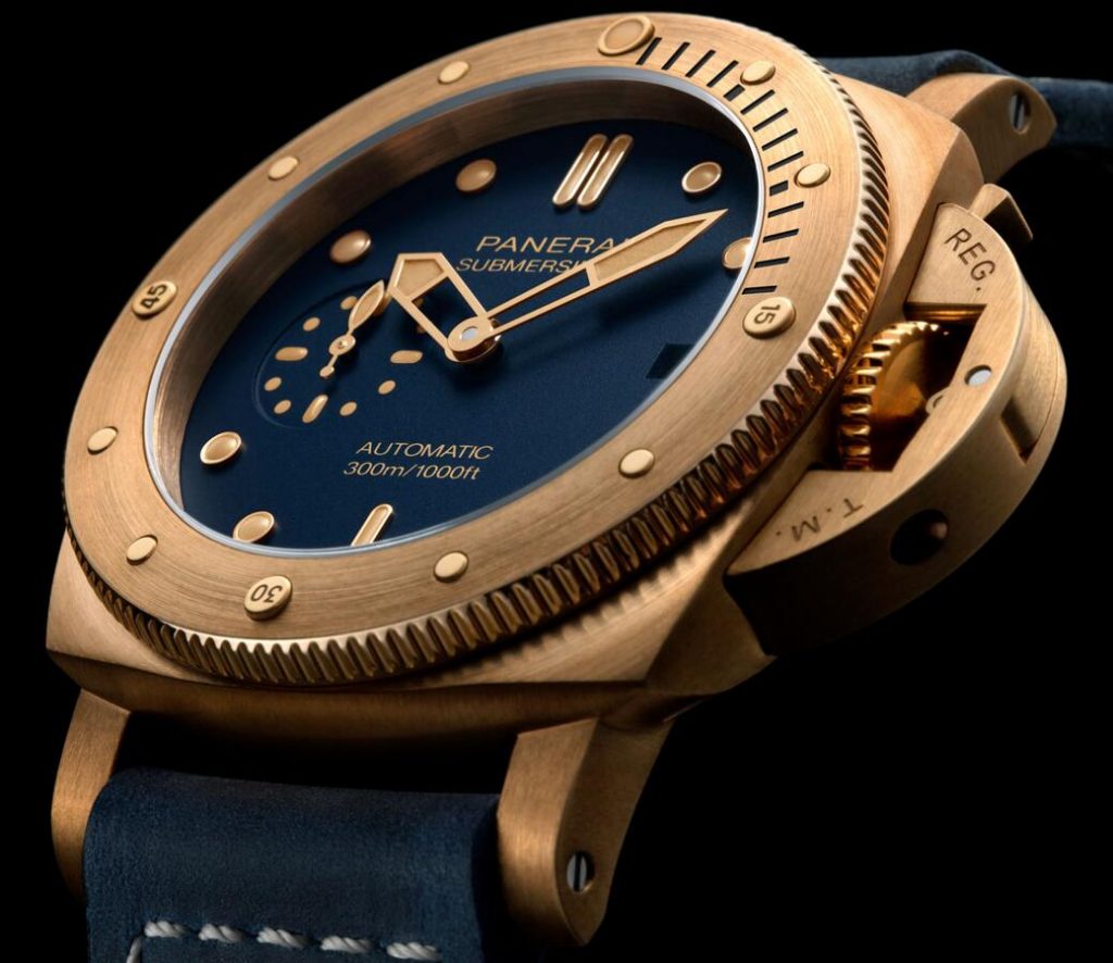 Online fake watches ensure the best charm with blue color and bronze material.